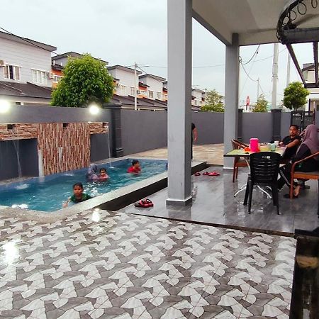 Rania Homestay With Private Pool Seri Iskandar Perak Near Utp Uitm Kampong Bota Road エクステリア 写真